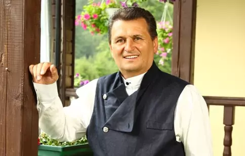 'Nea Mărin a început filmările pentru show-ul "Poftiţi pe la noi"