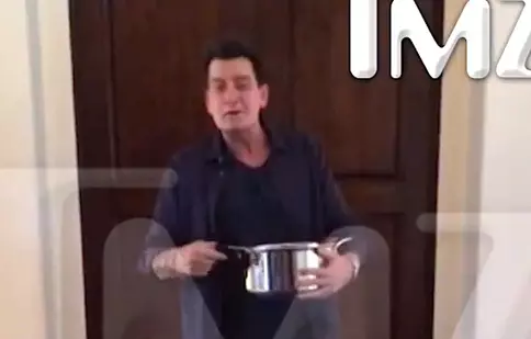 VIDEO. Charlie Sheen a participat la provocarea găleţii cu gheaţă într-un mod ieşit din comun