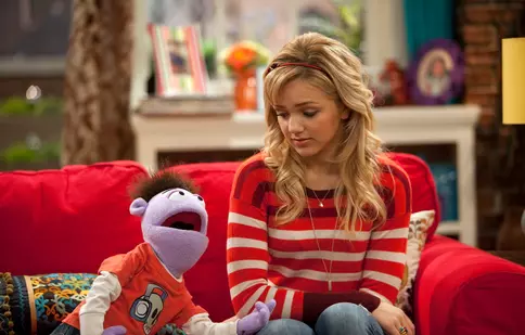 Disney Channel difuzează, în premieră, un nou serial. În distribuție este și o româncă
