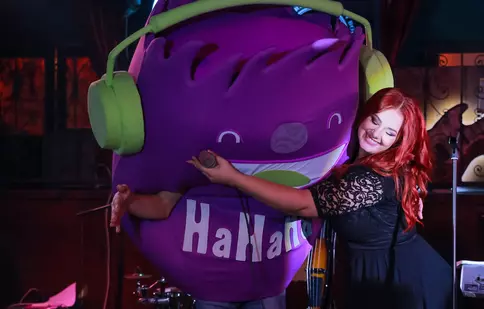Feli Donose, de la „Vocea României”, a lansat single-ul „Cine te crezi?”