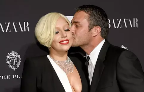 Lady Gaga spune că prietenul ei plânge când ea cântă