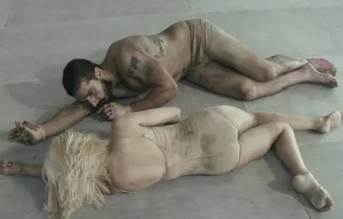 Shia LaBeouf creează controverse în noul videoclip Sia
