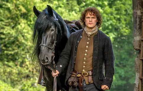 Sam Heughan („Străina”) stă 5 ore la machiaj pentru scenele la bustul gol
