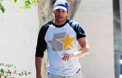 Ashton Kutcher, cadou inedit de Ziua Mamei