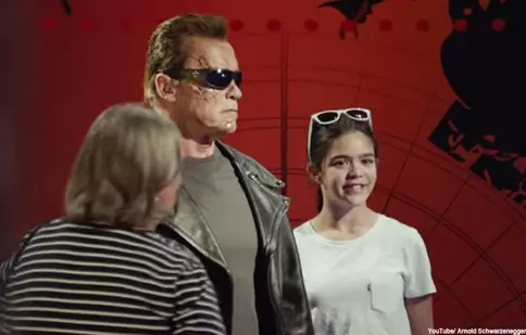 Arnold Schwarzenegger se ţine de farse