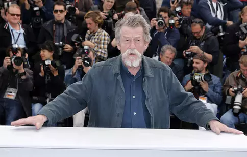 John Hurt a făcut progrese în lupta cu cancerul