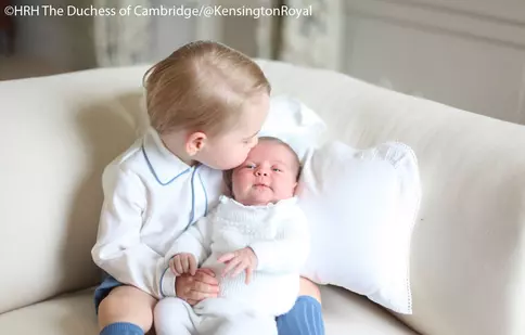 Au apărut primele fotografii cu Prinţul George şi Prinţesa Charlotte | FOTO