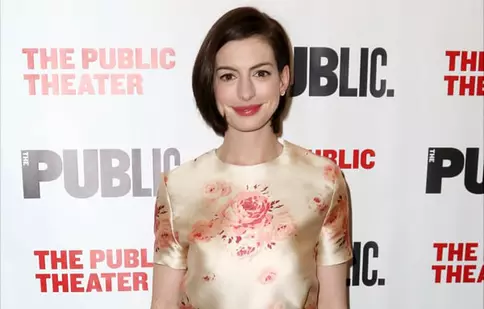 Anne Hathaway s-a fotografiat pe plajă. Cum arată vedeta însărcinată