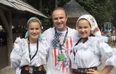 Grig Chiroiu, Pupăză de la „Trăsniții”, şi-a făcut poze cu ursul în vacanţă