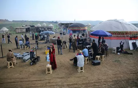 Actorii din serialul „Putere şi glorie” (Prima TV) trăiesc ca în secolul XIII