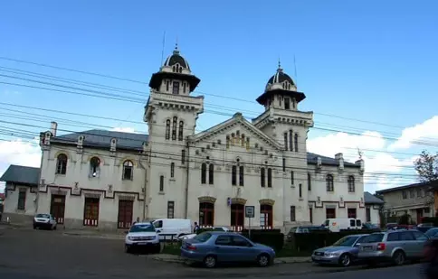 „Gările de poveste” ale lui Elie Radu