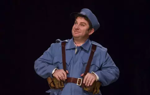 Pavel Bartoș este soldatul Svejk, în noul spectacol de la Teatrul Odeon