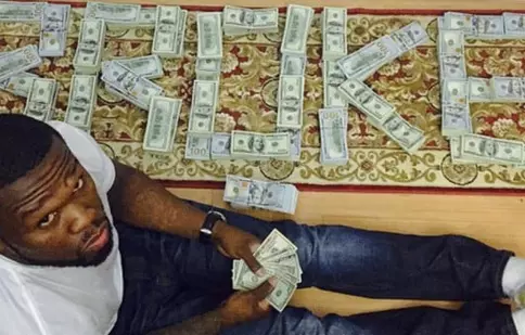 50 Cent se laudă cu bani falşi pe internet