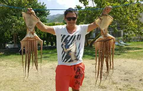 Sorin Bontea s-a delectat în vacanță cu miel la proțap și snorkeling