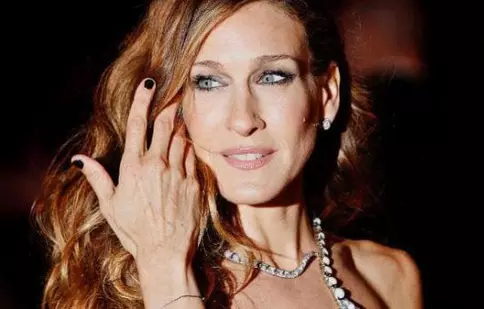 Sarah Jessica Parker, pe care o vedem la HBO din octombrie, îşi lansează linie vestimentară