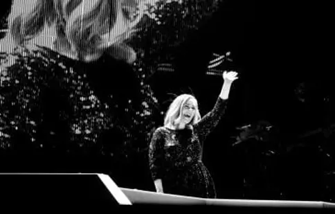 Adele va lua o pauză de la turnee în următorii zece ani
