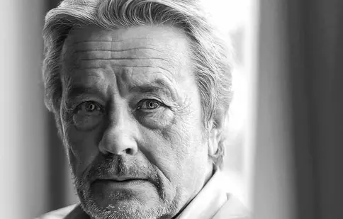 Alain Delon își va încheia cariera cu o poveste de dragoste. Îi va fi parteneră Juliette Binoche