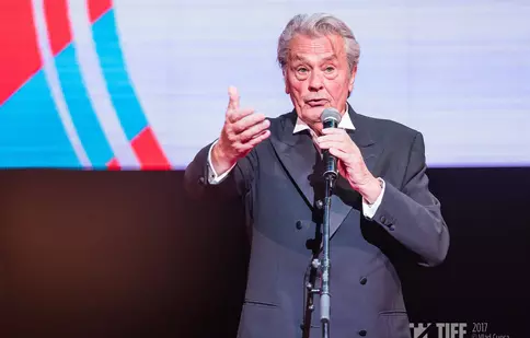 Ultimele imagini cu Alain Delon. Tristețea i se putea citi pe chip, deși era înconjurat de cei trei copii ai săi