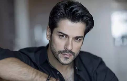 Burak Özçivit ştie mereu să îmbine utilul cu plăcutul