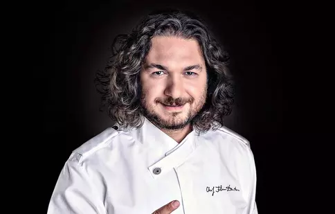 Florin Dumitrescu transformă celebra sa plăcintă de berbecuț într-un burger gourmet