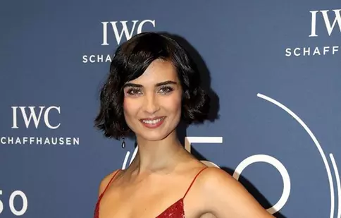 Tuba Büyüküstün a strălucit pe covorul roşu la Geneva