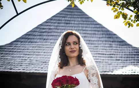 „Fructul oprit”: Sonia îmbracă rochia de mireasă și îl cere pe Alex în căsătorie