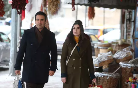 EXCLUSIV. Ce fac vara aceasta protagoniştii din „Dragoste şi ură”, Burcu Kıratlı şi Emrah Erdogan