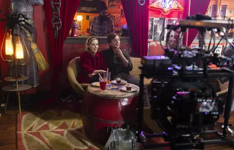 Imagini și povești din culisele serialului „Chilling Adventures of Sabrina”