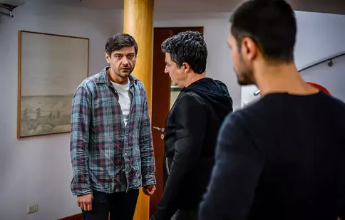 Episod 15, sezon 2 “Fructul oprit”. Înarmat, Alex îl amenință pe Adrian: “Ultima dată când a fost un pistol în camera asta, un om a murit”