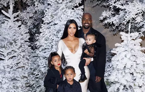 Kim Kardashian a confirmat oficial că al patrulea copil al său va fi cu ajutorul unei mame surogat. Câți copii mai vrea vedeta să aibă