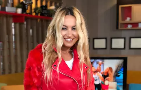 FOTO. Flavia Mihăşan se mândreşte cu burtica de gravidă. Naşte în vara acestui an