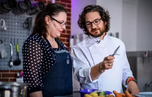 Chef Florin Dumitrescu, curs de gătit alături de câștigătorul aplicației „Chefi la cuțite”