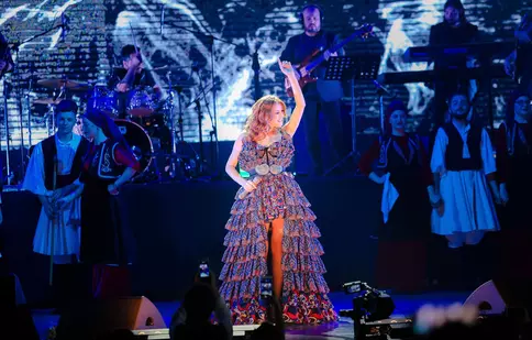 S-a râs, s-a plâns și s-a dansat! Elena Gheorghe – show cu muzică armânească în fața a ​​​​​​peste 4000 de oameni