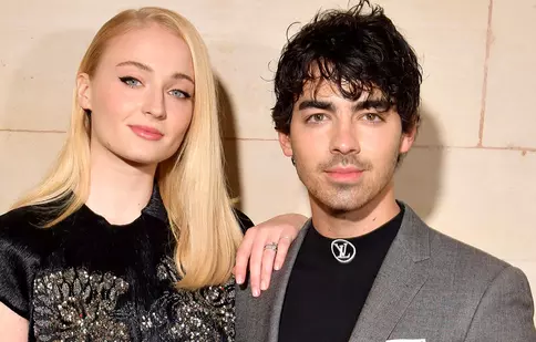 FOTO. Sophie Turner şi Joe Jonas s-au căsătorit în secret la Las Vegas. Actriţa din „Game of Thrones” a avut o ţinută atipică