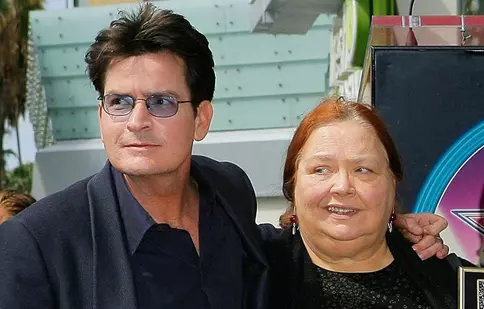 A murit Berta din „Doi bărbați și jumătate”. Cum a reacționat Charlie Sheen când a primit vestea tristă