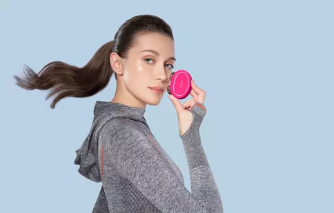 FOREO lanseaza revolutionarul BEAR, dispozitivul inteligent cu microcurent pentru tonifierea fetei