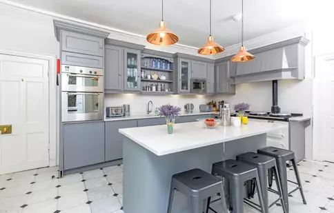 (P) Descoperă 5 trucuri ale designerilor pentru a decora o bucătărie inedită