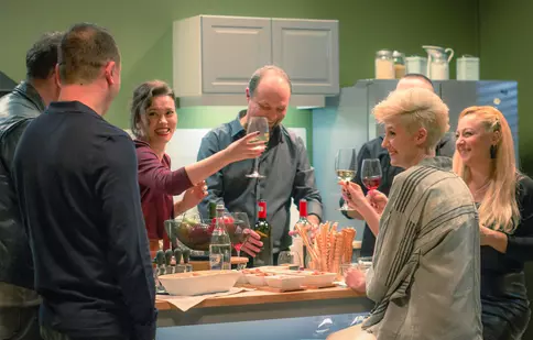 Premiera lungmetrajului „Complet necunoscuți”, adaptare realizată de Octavian Strunilă după celebrul „Perfetti Sconosciuti”, are loc la TIFF 2021