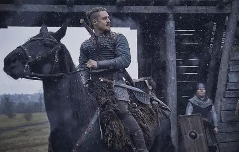 Vești bune pentru fanii serialului „The Last Kingdom”! Povestea lui Uhtred continuă în filmul Netflix „Seven Kings Must Die”
