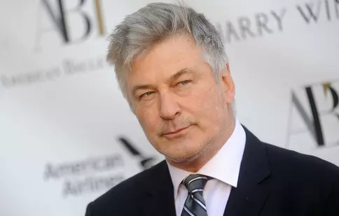 De ce arma folosită de Alec Baldwin a fost încărcată cu muniție reală de către membrii echipei de filmare