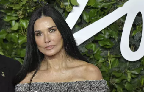 Demi Moore a pozat provocator. Cum arată actrița în costum de baie la 61 de ani