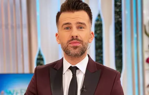 Imagini cu Florin Ristei în rochie. De ce s-a îmbrăcat așa la TV