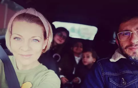 Băiețelul de șapte ani al Danei Nălbaru învață pentru Bacalaureat. Motivul pentru care artista nu i-a trimis la școală pe cei trei copii