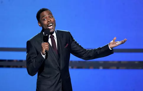 Cine este Chris Rock, comediantul pălmuit de Will Smith