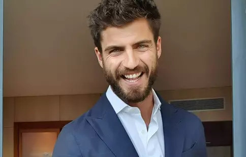 Cel mai nou film al unui sex-simbol spaniol, disponibil pe Netflix. Află totul despre „Without Saying Goodbye/Ne vedem data viitoare”