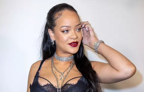Rihanna, ținută extravagantă și transparentă la un eveniment Dior. Și-a afișat burtica de graviduță