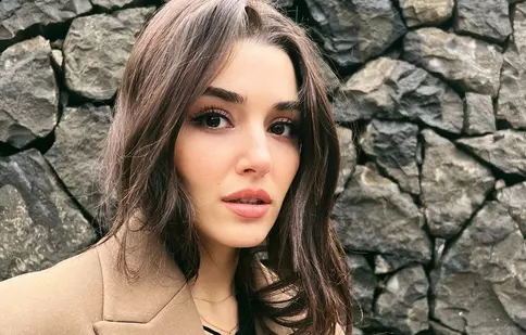 Hande Erçel l-ar fi uitat deja pe Kerem Bürsin. Cine ar fi noul iubit al actriței din „Dragostea plutește în aer”