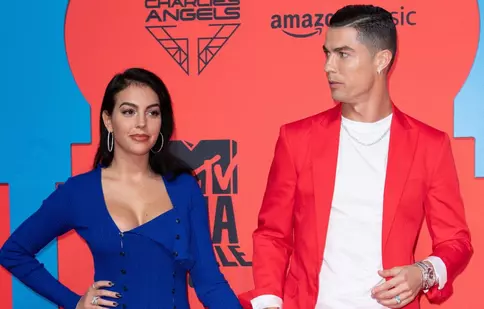 Suma uluitoare pe care Ronaldo i-o dă partenerei sale. Care e explicația gestului său