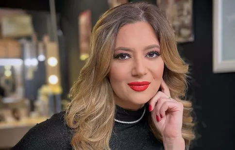 Cum arată mansarda în care locuiește Amalia Enache. Vedeta Pro TV locuiește într-un apartament de poveste, cu ferestre imense, lângă Parcul Cișmigiu