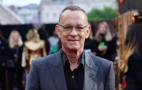 Tom Hanks, surprins în timp ce îi tremurau mâinile incontrolabil pe scenă. Fanii sunt îngrijorați